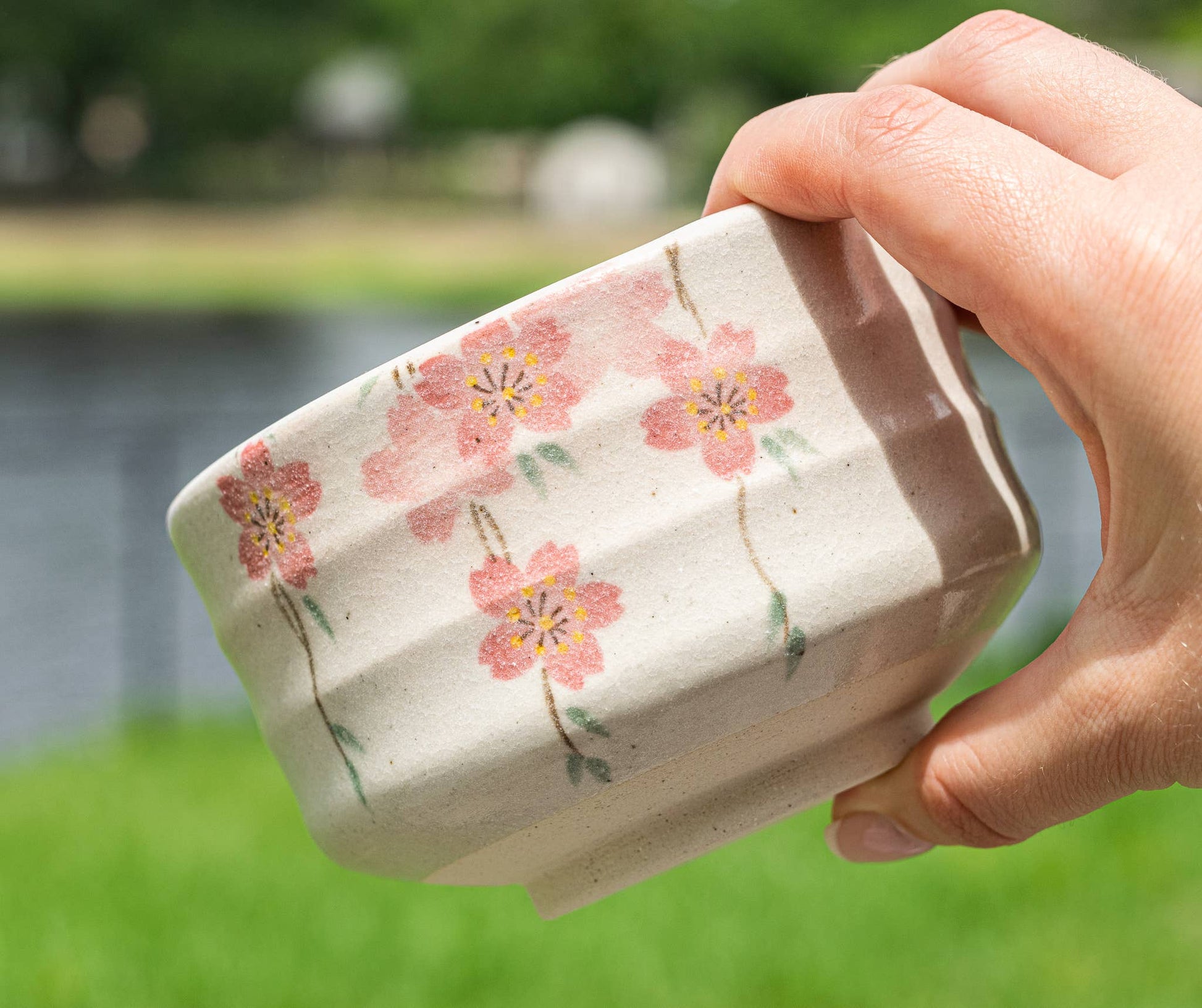 Aprikalife Maruyoshi Shidare-zakura Matcha Bowl / Ceramic / 16 oz Handmade Japanese Matcha Tea Bowl with Small Pink Flowers